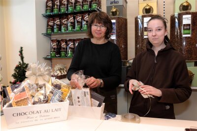 Einkaufstrubel: Nutzen Chemnitzer den Verpackungsservice in den Geschäften? - Monika Dietel (links) und Celine Bothen haben viel Spaß am Verpacken der Geschenke.
