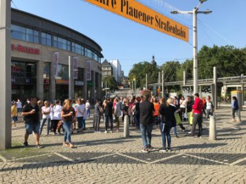 Einkaufszentrum bei Übung evakuiert - An Sammelpunkten im Plauener Stadtzentrum hielten sich nach der Evakuierung vorübergehend Besucher und Personal auf. Nach neun Minuten war die Übung beendet.