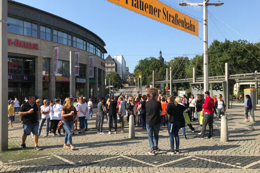 Einkaufszentrum bei Übung evakuiert - An Sammelpunkten im Plauener Stadtzentrum hielten sich nach der Evakuierung vorübergehend Besucher und Personal auf. Nach neun Minuten war die Übung beendet.