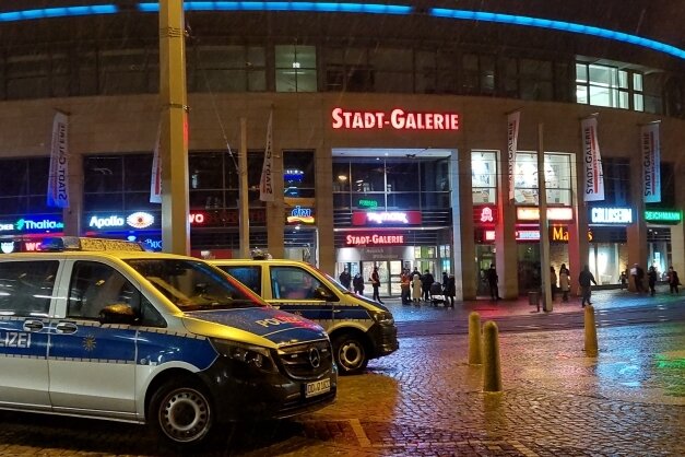 Einkaufszentrum nach Bombendrohung geräumt - Die Polizei riegelte die Stadt-Galerie ab.