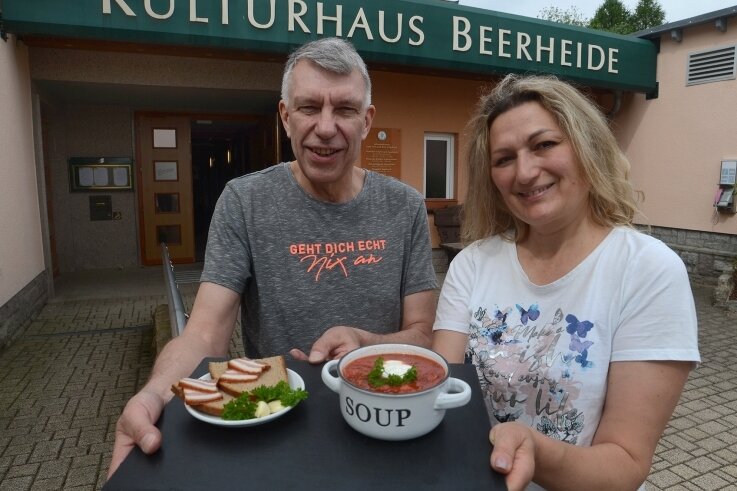 Gerjan Grootenboaer und Svitlana Bondarevska haben seit Mai das Beerheider Kulturhaus gepachtet. Sie bieten einen Mix aus vogtländischer, ukrainischer und niederländisch-belgischer Küche an. 