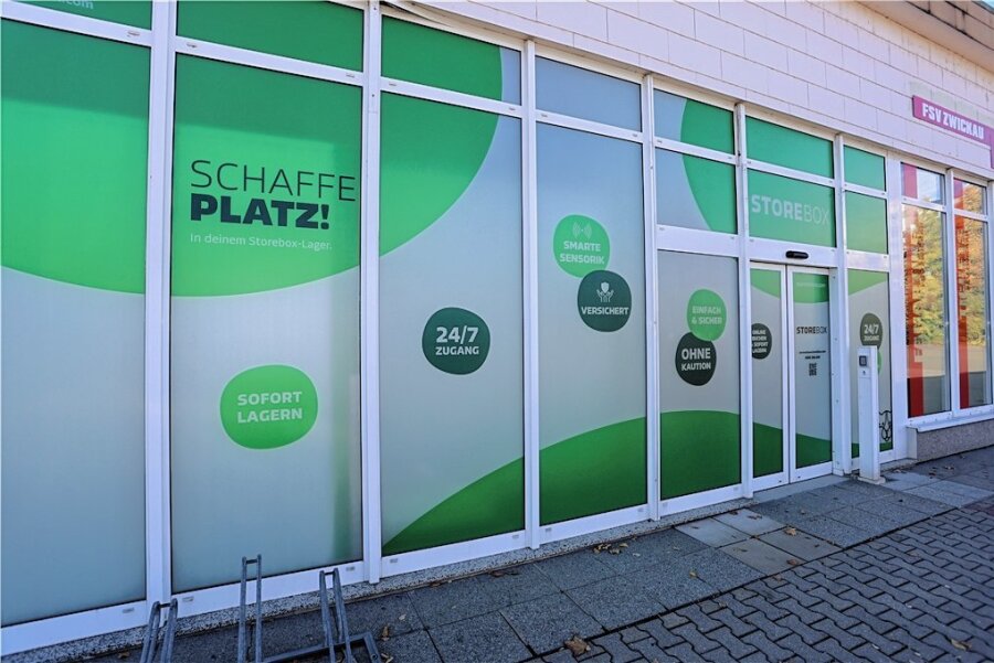Einlagern in Eigenregie: Neue Miet-Boxen in Zwickau eröffnet - Hinter den grün-weißen Scheiben an der Scheffelstraße 43 verbergen sich über 40 Lagerabteile. 