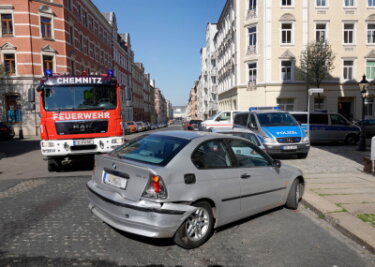 Einparkversuch endet in Karambolage: Acht Autos auf Sonnenberg demoliert - 