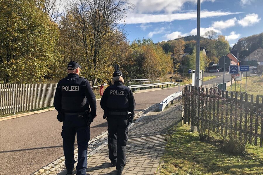 Einreisen im sächsischen Grenzgebiet: Im September kamen besonders viele Flüchtlinge - Eine Streife der Bundespolizei am deutsch-tschechischen Grenzübergang in Deutschgeorgenthal.
