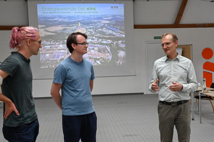 Umweltaktivisten zu Gast bei Eins Energie: Jonathan Sacht (von links), Toni Späth, Eins-Chef Roland Warner und Mika Eckhardt. 