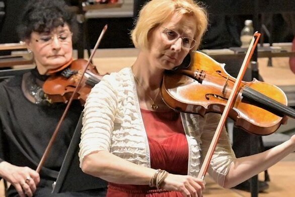 Einsames Solo zum Grollen der Pauken - Diemut Poppen, die zu den herausragendsten Bratschistinnen ihrer Generation gehört, ist beim Konzert der Erzgebirgischen Philharmonie Aue als Solistin aufgetreten. 