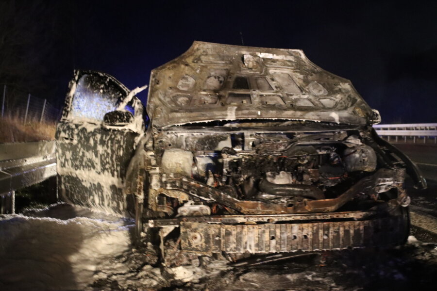 Einsatz auf der A4: Feuerwehr löscht brennendes Auto - 