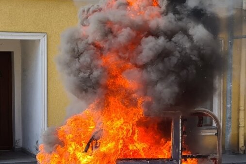 Einsatz bei E-Auto-Brand: Erste Schulung für Vogtlands Wehrchefs - Vergangene Woche stand dieses E-Auto in Meerane in Flammen. Im Vogtland haben die Wehren bisher keinen derartigen Brand gelöscht. 