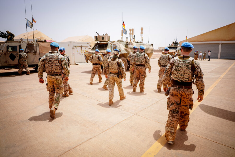 Gao (Mali), im April 2022: Soldaten der Bundeswehr verlassen einen Platz im Camp Castor in Gao während des Besuchs der Verteidigungsministerin.
