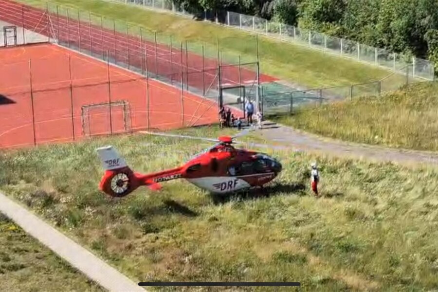 Einsatz für „Christoph 38“ in Freiberg-Friedeburg: Darum landet ein Hubschrauber im Wohngebiet - Hubschraubereinsatz am 16. Juni in Freiberg-Friedeburg.