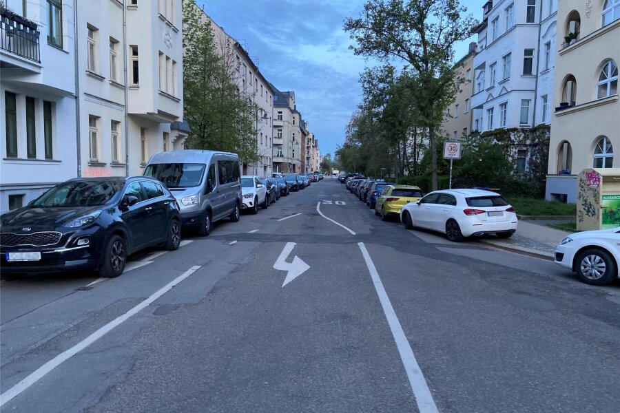 Einsatz gegen Falschparker auf dem Kaßberg in Chemnitz - Auf dem Kaßberg ist freier Parkraum rar. Häufig werden Autos deshalb noch im Kreuzungsbereich abgestellt, wie hier in der Henriettenstraße.