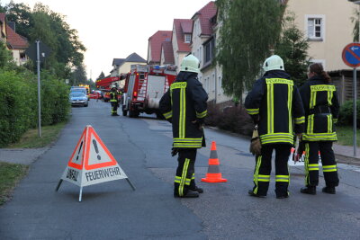 Einsatz in Schönborn-Dreiwerden: Feuerwehr bricht Tür auf - Die Feuerwehr holte einen Mann aus einem verbarrikadierten Haus in Schönborn-Dreiwerden.