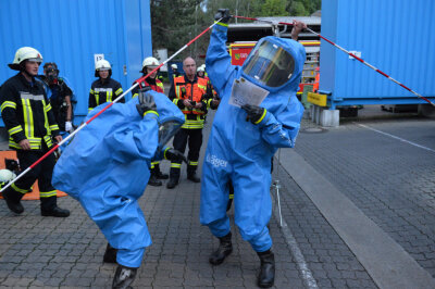 Einsatz mit Chemie-Anzug und Drohne: Feuerwehr übt in Freiberger Firma - 
