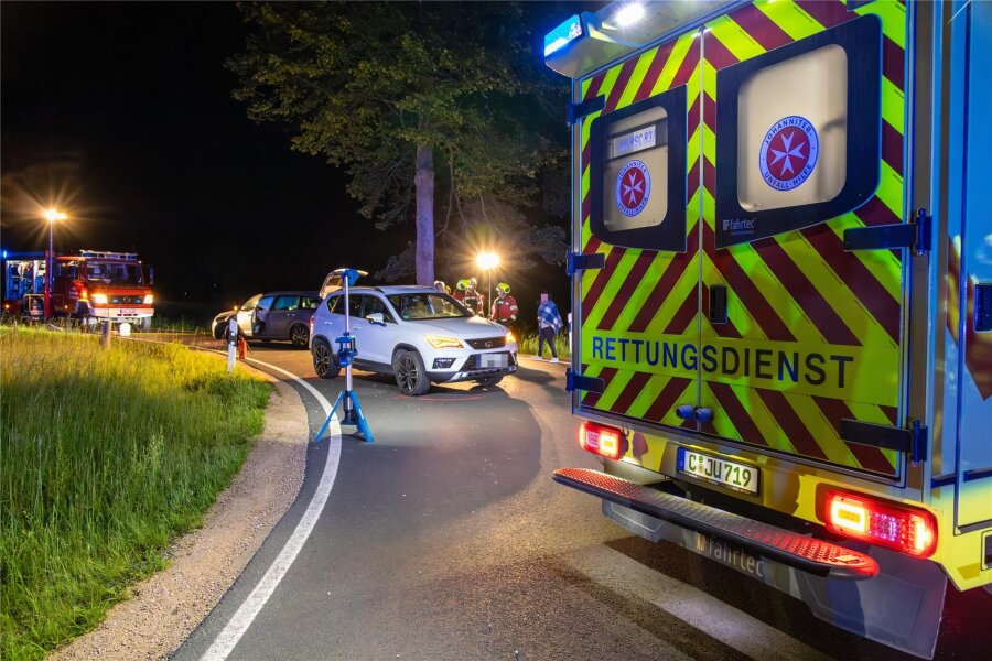 Einsatz nach Unfall im Erzgebirge: E-Call löst aus - Bei einem Unfall in Albernau löste am späten Dienstagabend ein automatisches Notrufsystem aus.