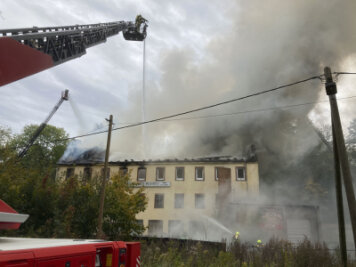 Einsatzkräfte bergen Leichnam nach Brand in Auerswalde - 