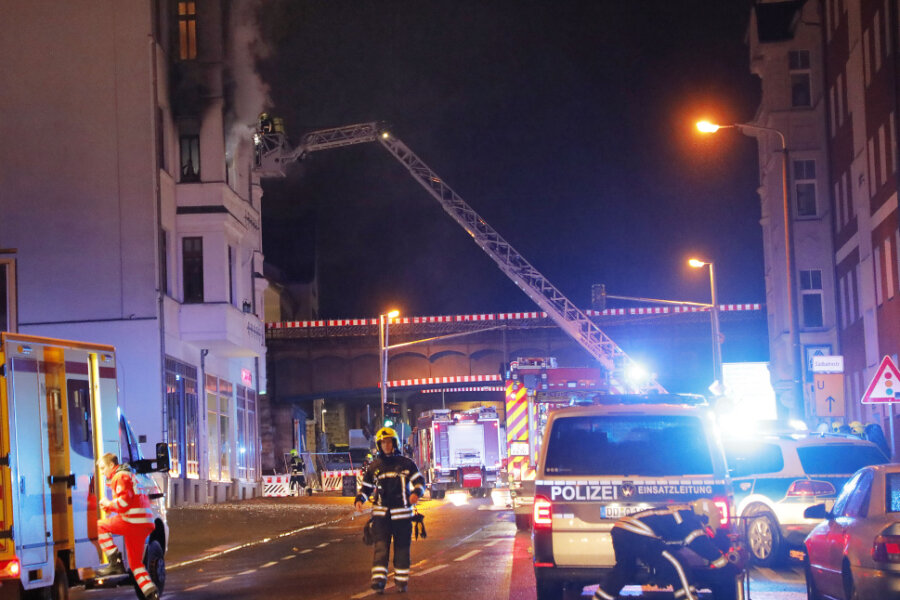 Einsatzkräfte stark gefordert: Zwei Brände in Chemnitz - Zwei große Brände musste die Feuerwehr in Chemnitz in der Nacht zum Sonntag löschen.