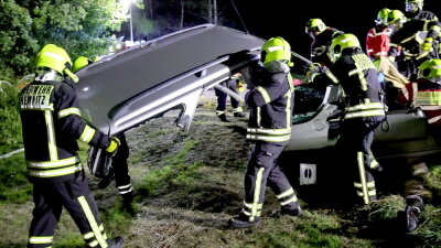 Einsatzübung der Freiwilligen Feuerwehr: Unfall mit eingeklemmter Person - 