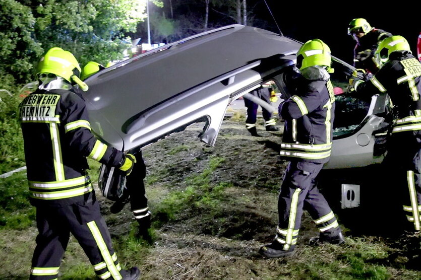 Einsatzübung der Freiwilligen Feuerwehr: Unfall mit eingeklemmter Person - 