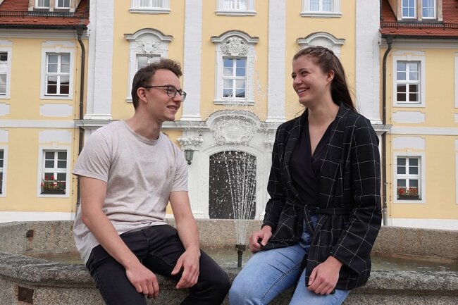 Janine Fleischer und Ferdinand Schmoldt sitzen vor dem Clara-Wieck-Gymnasium, das sie nun verlassen - mit Vorfreude auf das Kommende, aber auch mit Wehmut. 