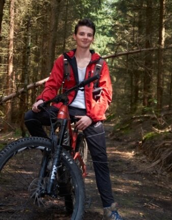 Einser-Abiturient will hoch hinaus - Mit seinem Mountainbike ist Loris Kulke gern in seiner Heimat unterwegs. 