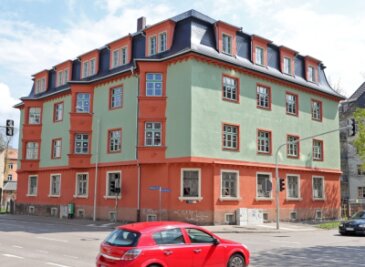 Einst verfallenes Vorzeigehaus ist wieder ein Hingucker - Das Gebäude Franz-Mehring-Straße/Ecke Pölbitzer Straße war Wohnhaus und Kontor der Baumeister Ernst und Emil Rascher. Nach jahrelangem Verfall ist die Immobilie nun wieder ein Hingucker. 