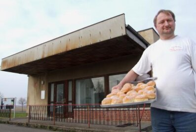 Einstige Kaufhalle in Neuwallwitz wird zur Backstube - Wenn Bäckermeister Lutz Schülers Pläne aufgehen, werden die Pfannkuchen für die neue Faschingssaison in Neuwallwitz gebacken. 