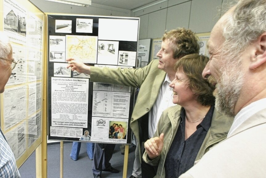 Einstige Skandalausstellung um Stasi-Spitzel erneut im Fokus - Im Jahr 2008 wurde die Ausstellung in der Außenstelle der Stasi-Unterlagenbehörde in Chemnitz gezeigt - die Initiatoren Georg Effenberger, Pfarrer Edmund Käbisch, Sabine Popp und Martin Böttger (v. l.). 