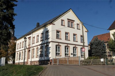 Einstiger Gemeindechef in Zettlitz wird der neue - Nach der Neuwahl wird der Bürgermeister in der Sitzung des Gemeinderates im Gemeindeamt Zettlitz vereidigt.