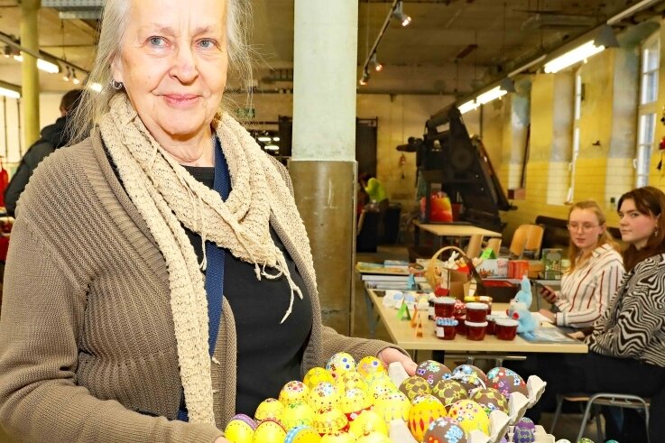 Margitta Brenner aus Zwickau hatte zahllose bemalte Eier mit auf den Ostermarkt in die Tuchfabrik gebracht. 