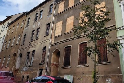 Einsturzgefahr: Plauen gibt für Ruine viel Geld aus - Das einsturzgefährdete Haus an der Julius-Fučik-Straße 23 (hinterm Bäumchen) soll demnächst abgerissen werden.