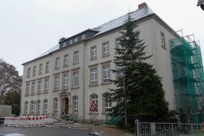 Einsturzgefahr? Statik der Großolbersdorfer Grundschule stimmt nicht mehr - Das Schulgebäude wurde ursprünglich 1888 errichtet. Gegen Kriegsende 1945 brannte es ab, wurde wieder aufgebaut.