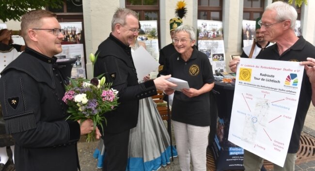 Stellvertretend für den Verein IV Lichtloch des Rothschönberger Stollens nimmt Dr. Sabine Hönig von Oberbürgermeister Sven Krüger den Preis entgegen.