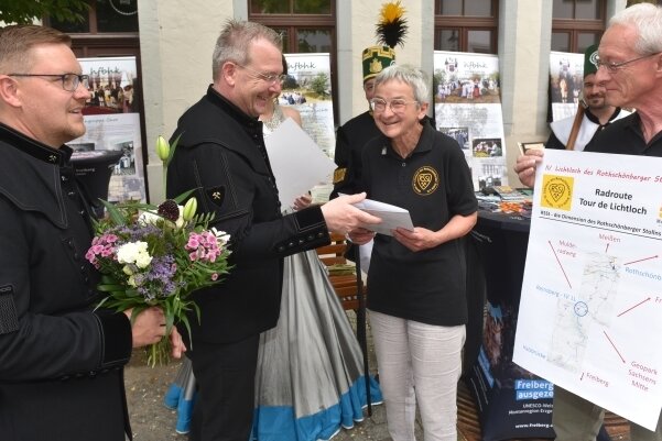 Stellvertretend für den Verein IV Lichtloch des Rothschönberger Stollens nimmt Dr. Sabine Hönig von Oberbürgermeister Sven Krüger den Preis entgegen.