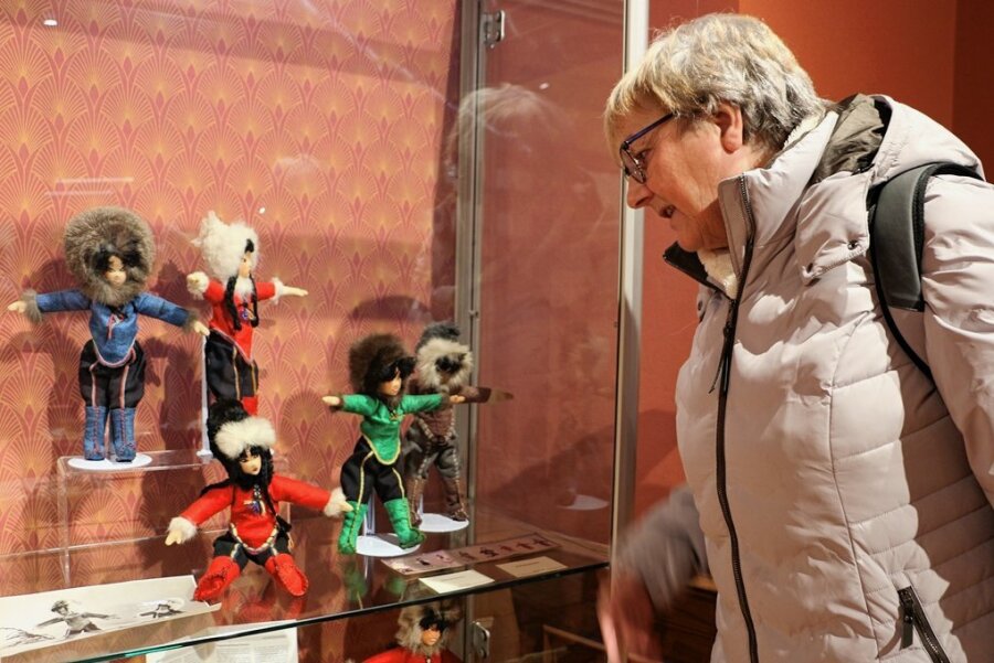 Eintauchen in eine Märchenwelt: Greizer Schloss bietet in diesen Tagen Weihnachtszauber - Die Puppen von Brunhilde Einenkel gefallen der Besucherin. 