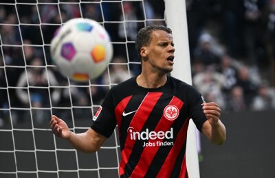 Eintracht Frankfurt verlängert mit Routinier Chandler - Timothy Chandler verlängert seinen Vertrag in Frankfurt um ein Jahr bis 2025.