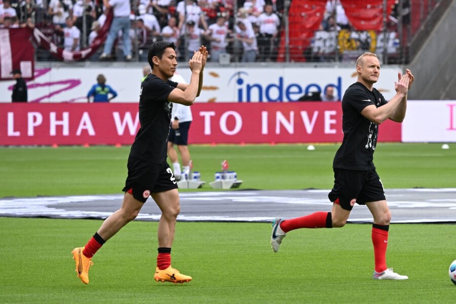 Eintracht rettet bei Abschied von Rode und Hasebe Rang sechs - Die beiden Frankfurter Makoto Hasebe (l) und Sebastian Rode kommen vor dem Spiel auf den Platz.