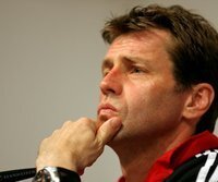 Eintracht verpflichtet Skibbe als neuen Trainer - Skibbe neuer Trainer in Frankfurt