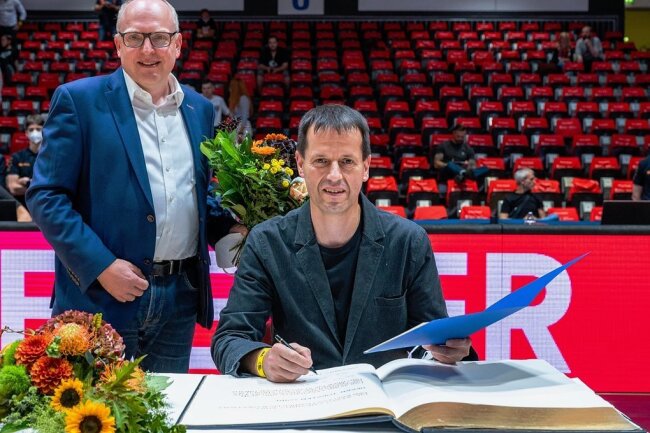 Eintrag ins Goldene Buch der Stadt: Torsten Loibl unterschreibt in Spielpause der Niners - Im Beisein von OB Sven Schulze (links) trug sich Torsten Loibl ins Golde Buch ein.