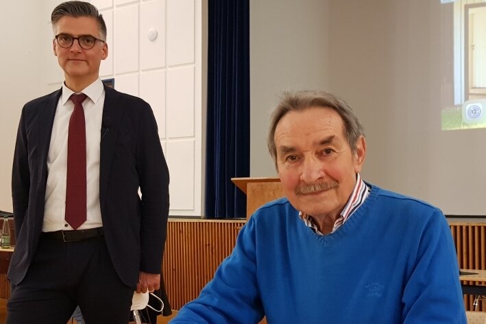 Eintrag ins Goldene Buch - Bürgermeister Olaf Schlott und Chronist und Autor Géza Németh (von links)
