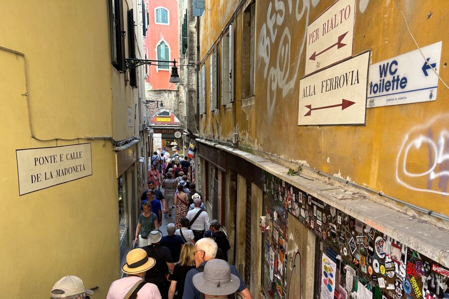 Eintrittsgeld bringt Venedig erste Million - Besucher drängen sich in der "Calle de la Madoneta", eine der engen Gassen Venedigs.