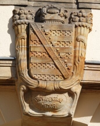 Das sächsische Wappen mit der Königskrone über der Eingangstür.
