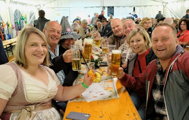 Einwohner von Friesen und Rotschau feiern Kirmes - Nach einem Kinderfest gab es im gut besuchten Festzelt von Friesen (linkes Bild) am Samstagabend einen Kirmestanz.