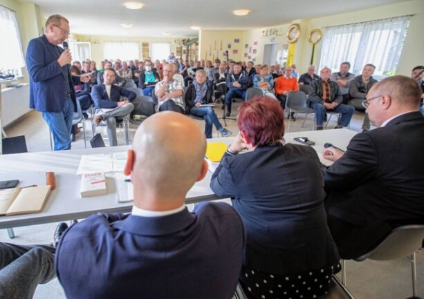 Einwohnerversammlung: Oelsnitz hält sich nicht ans Gesetz - Bürgerforum am 5. Mai 2022 in Oberlosa: Ortschaftsrat Mathias Grünert (stehend) erhielt den stärksten Applaus. Plauens komplette Bürgermeister-Riege, der Oberlosaer Ortschaftsrat, Stadträte, Investoren und vor allem die in vielfältiger Weise von Plauens Industrieplänen berührten Menschen trafen aufeinander.