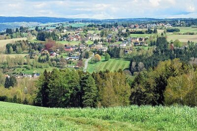 Einwohnerzahlen: Remtengrün ist der große Gewinner - Blick auf den Adorfer Ortsteil Remtengrün von der Goldenen Höhe bei Arnsgrün aus. Der Ort hat seit 1994 mehr als 100 Einwohner gewonnen.