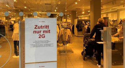 Einzelhandel im 2G-Modus: "Es ist eine Katastrophe" - Eingang des Modegeschäfts H&M in Plauen: Seit Anfang der Woche dürfen dort lediglich Geimpfte und Genesene einkaufen. Die Kontrollen allerdings fallen in den Läden der Innenstadt recht unterschiedlich aus. 
