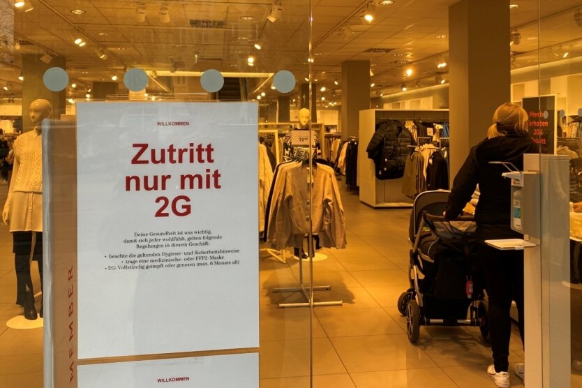 Einzelhandel im 2G-Modus: "Es ist eine Katastrophe" - Eingang des Modegeschäfts H&M in Plauen: Seit Anfang der Woche dürfen dort lediglich Geimpfte und Genesene einkaufen. Die Kontrollen allerdings fallen in den Läden der Innenstadt recht unterschiedlich aus. 
