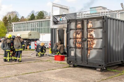 Einzigartig in Sachsen: Feuerwehrleute im Erzgebirge trainieren endlich im Heißbrandcontainer - Über einen Heißbrandcontainer verfügt künftig der Landkreis Erzgebirgskreis. In der ersten Zeit wird dieser im Feuerwehrtechnischen Zentrum in Pfaffenhain stationiert sein.
