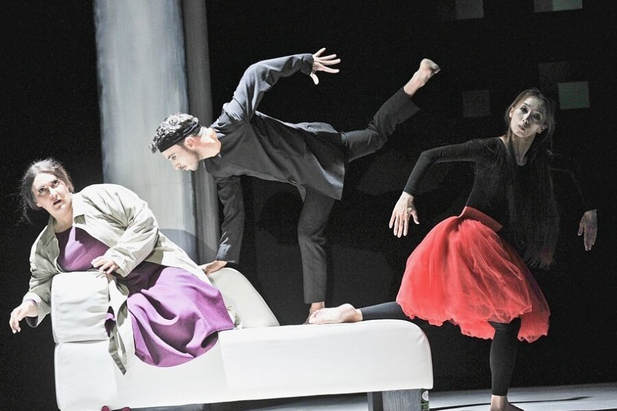 Im Operneinakter "Die menschliche Stimme", der am Karfreitag Premiere am Mittelsächsischen Theater in Freiberg hatte, brillierten Leonora Weiß-del Rio (Die Frau) sowie die Tänzerin Aya Sone (Die Seele) und der Tänzer Lorenzo Malisan (Der Tod). 