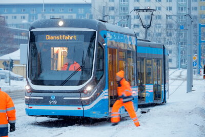Eis in der Schiene: Straßenbahn in Chemnitz entgleist - 