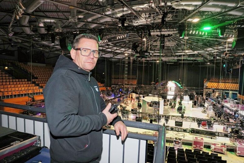 Eis-Meister bleibt im Stress cool - Der Show-Eis-Meister Produktionsleiter Peter Koschmieder überwacht in der Stadthalle Zwickau den Aufbau der Technik für die neue Show von "Holiday on Ice".
